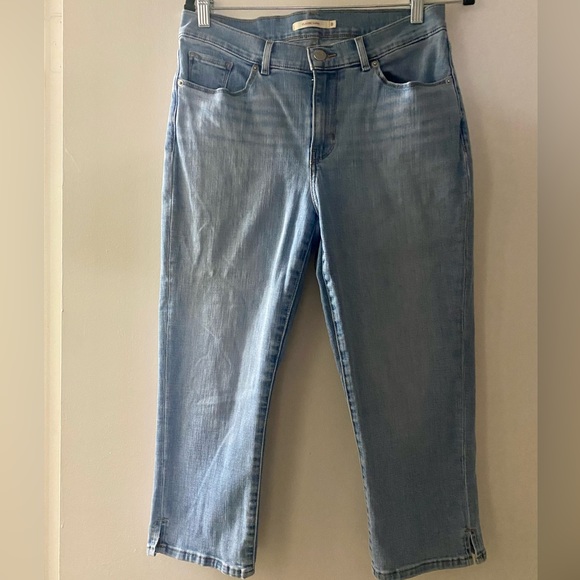 Levi's // Classic Capri Jean (8 - Light Wash) - Picture 1 of 6